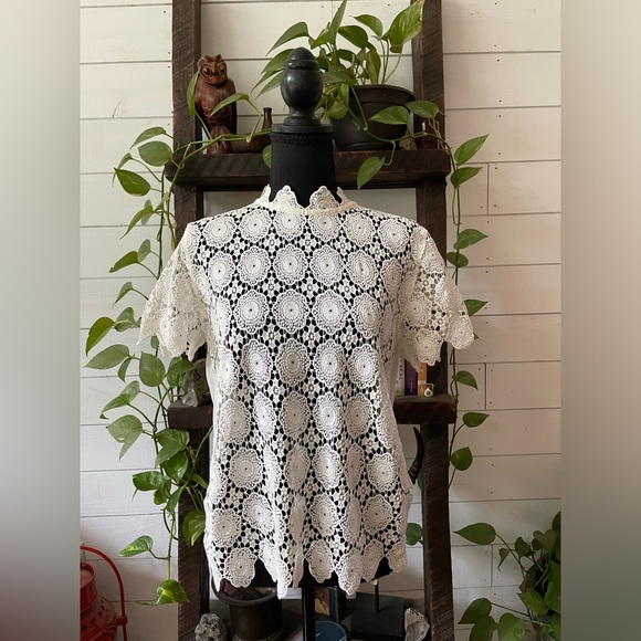 Who What Wear: White V Lace Shirt with Woven Back and Keyhole - Picture 5 of 17